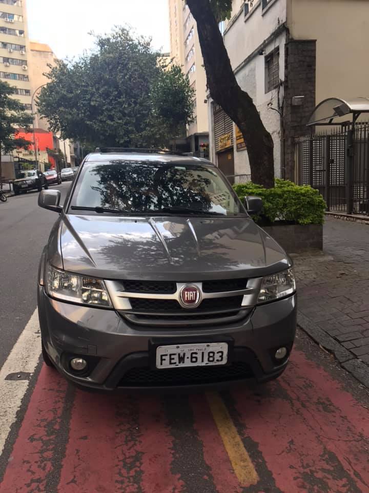 Carro estacionado na ciclovia